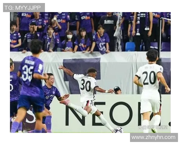 花里胡哨的足球星用炫酷技巧点燃赛场激情引爆观众热情